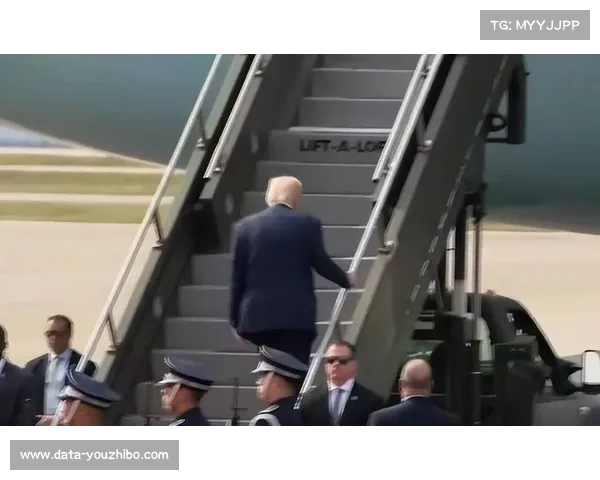 特朗普被嘘时表情凝重，中场讲话音量提高对抗干扰